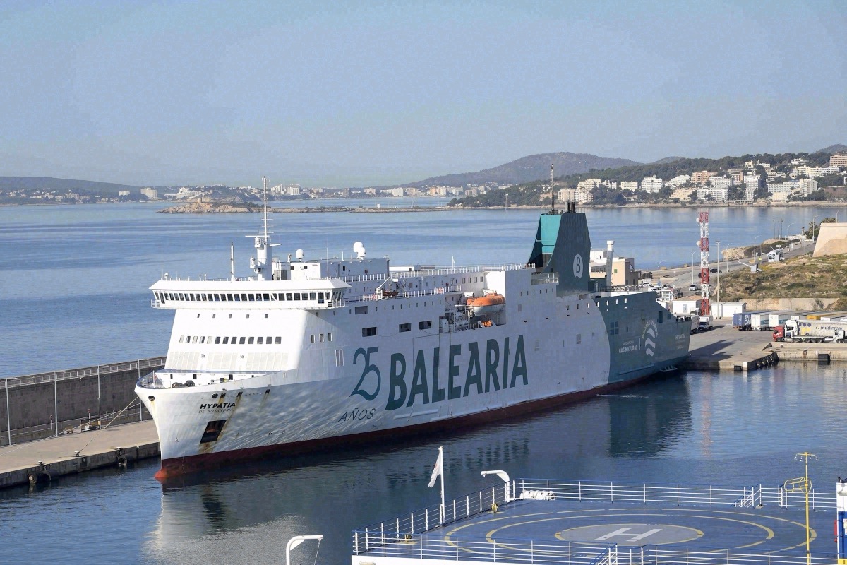Baleària-Fähre Hypatia am Kai im Hafen von Palma de Mallorca