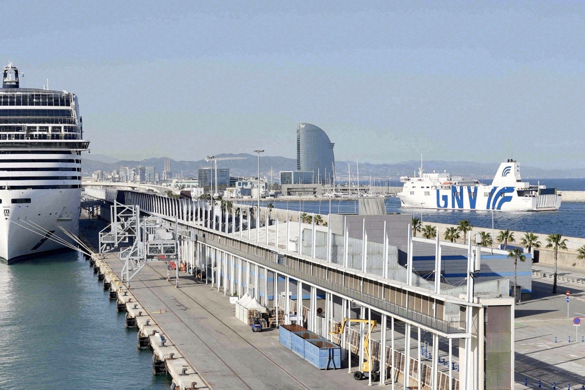 GNV-Fähre am Kai im Hafen von Barcelona, daneben ein Kreuzfahrtschiff