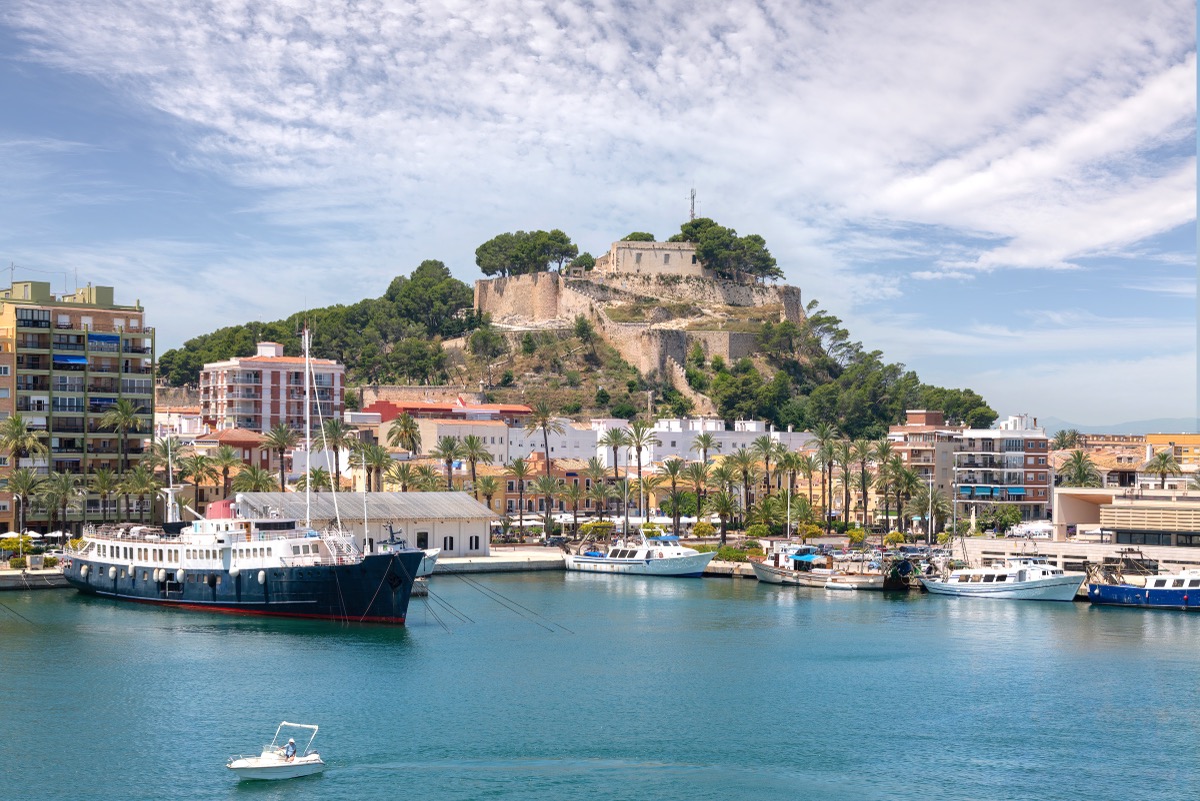 Hafen von Dénia mit dem Castillo auf dem Hügel über der Stadt