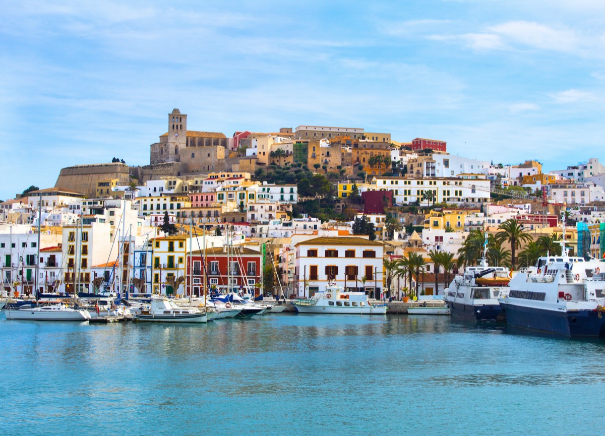 Hafen von Ibiza-Stadt mit Schnellfähren am Kai und der Altstadt Dalt Vila dahinter